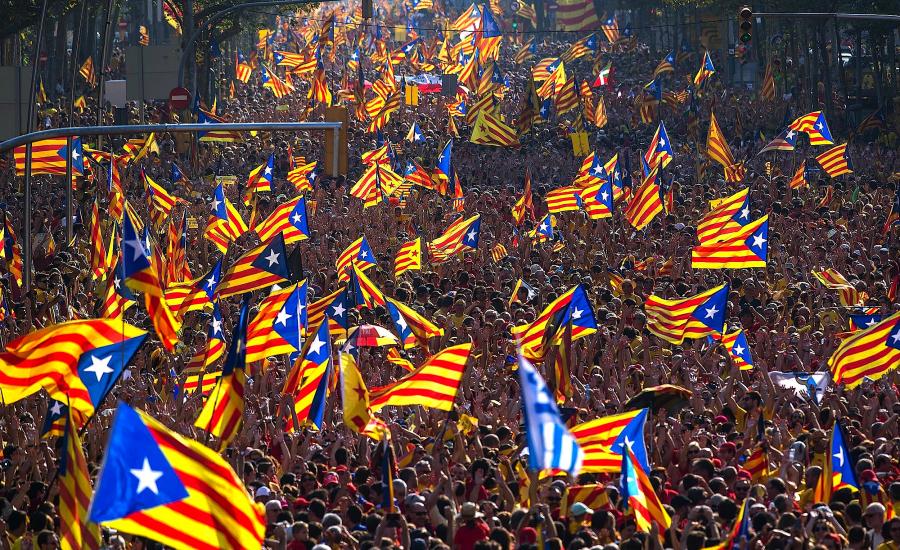مئات الآلاف يتظاهرون في برشلونة للمطالبة بالاستقلال عن أسبانيا