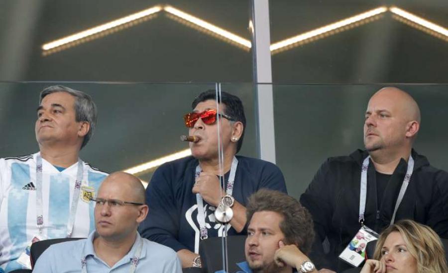 مارادونا يعتذر عن تصرفه خلال مباراة الأرجنتين