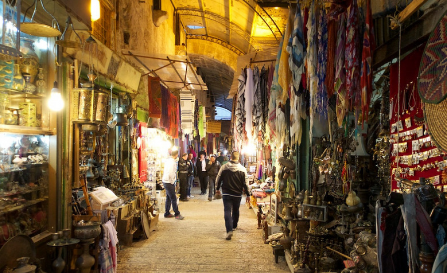 تجار يغلقون محلاتهم في القدس خشية فرض مبالغ خيالية بحقهم من قبل الاحتلال 