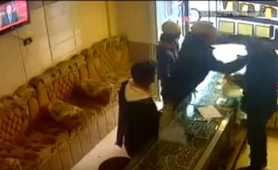 شاهد.. مقطع فيديو للحظة قيام عصابة متمرسة بقتل وسرقة صاحب محل ذهب في مصر