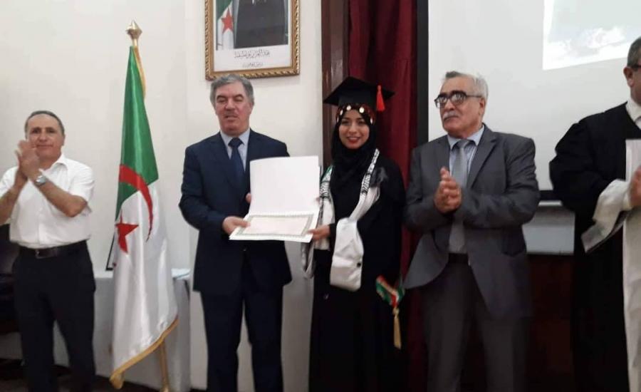 طالبة فلسطينية نحرز المركز الأول في الحقوق بالجزائر 