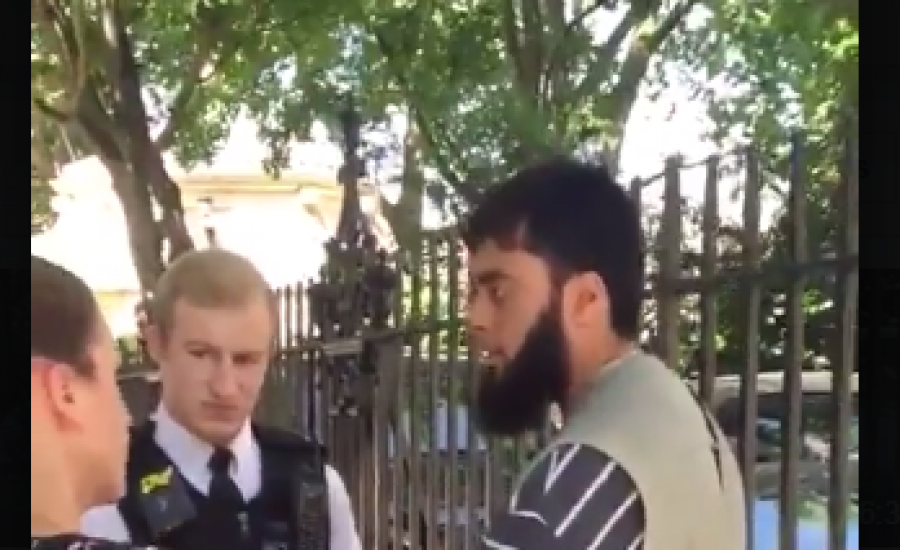 تفتيش مسلم في بريطانيا 