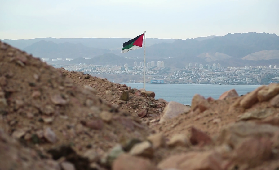 هلع وخوف بعد سقوط صخرة حديدية عن سارية "علم الثورة" في العقبة 