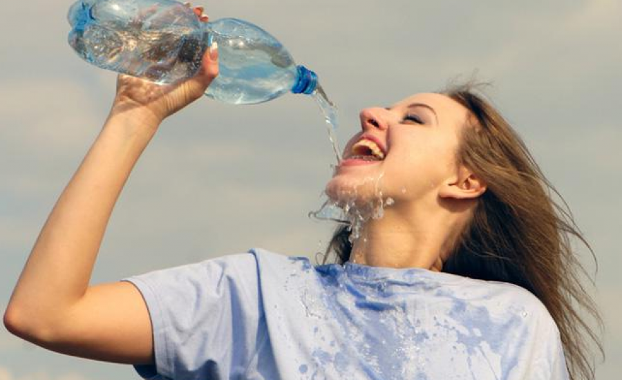 Включи теплую воду. Девушка пьет воду. Девушка в воде. Человек с бутылкой воды. Фотосессия с бутылкой воды.