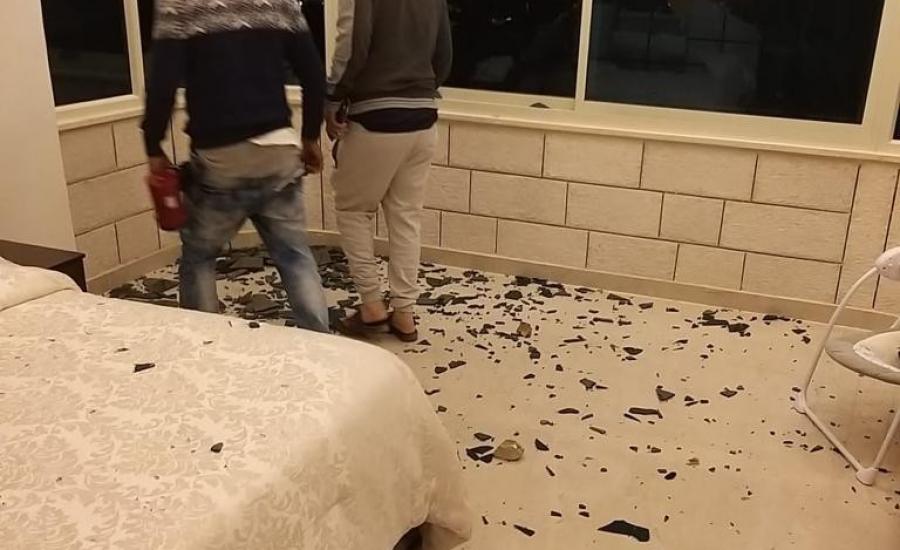 المستوطنون يهاجمون منازل الفلسطينيين في حوارة