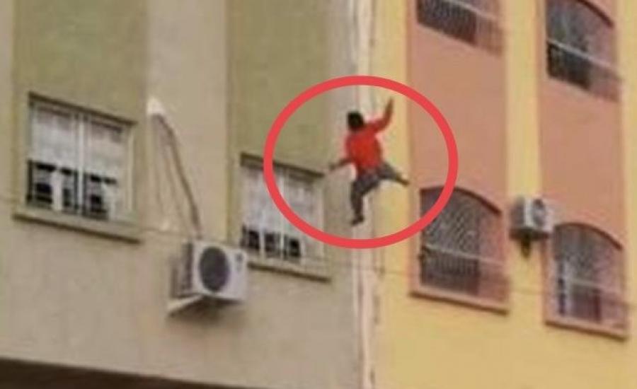 زوج يلقي زوجته من الشرفة