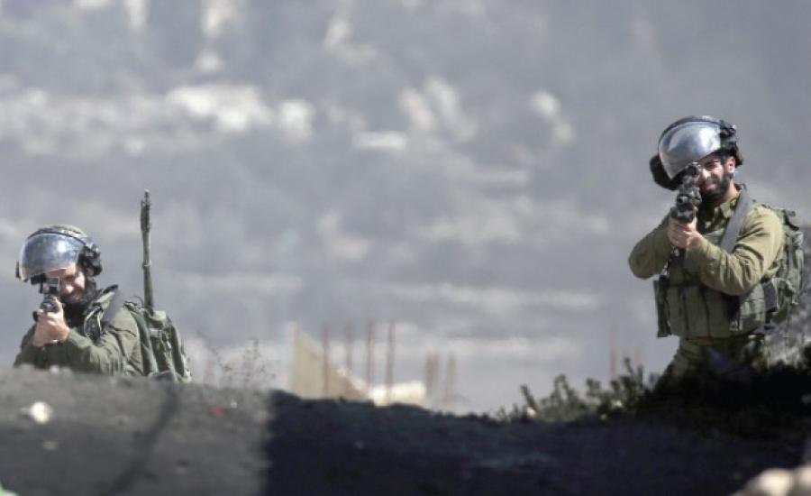 جنود  الاحتلال  يستهدفون المتظاهرين الفلسطينيين بالرصاص، خلال المظاهرة الاسبوعية في كفر قدوم .-(ا ف ب ).jpg