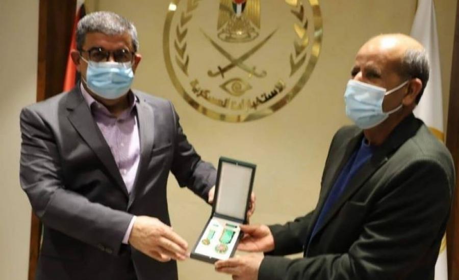 الرئيس يقلد.JPG