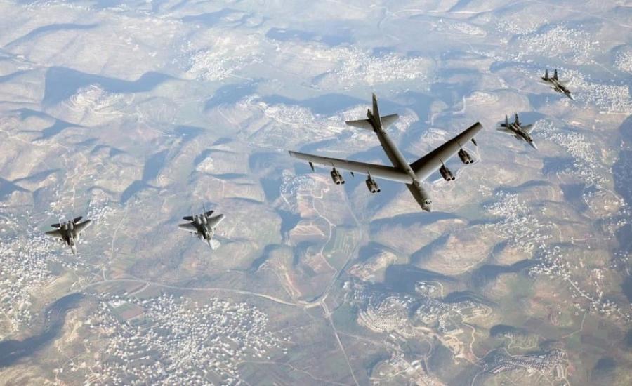 طائرة B-52  تحلق في سماء فلسطين