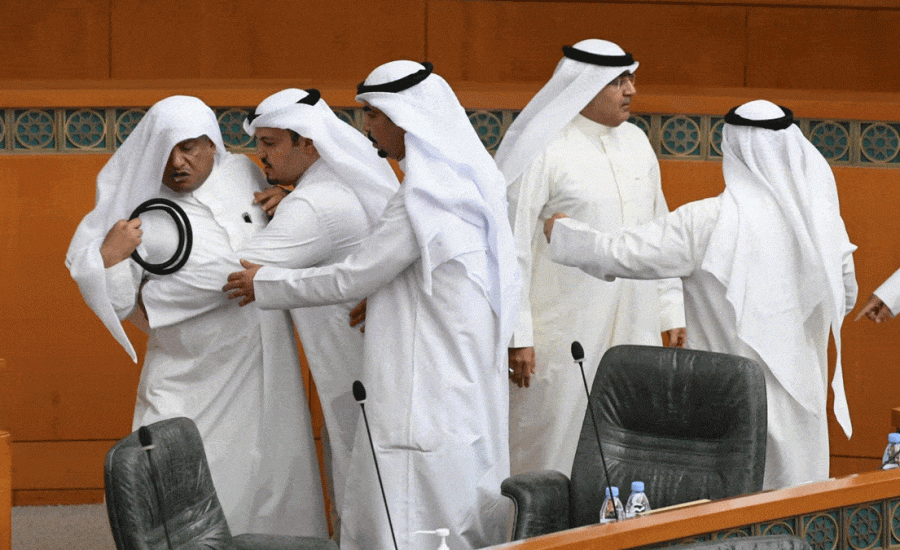 جلسة للبرلماني الكويتي والتشابك في الايادي