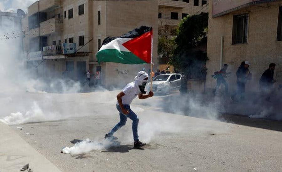 طفل فلسطيني ورفع العلم الفلسطيني