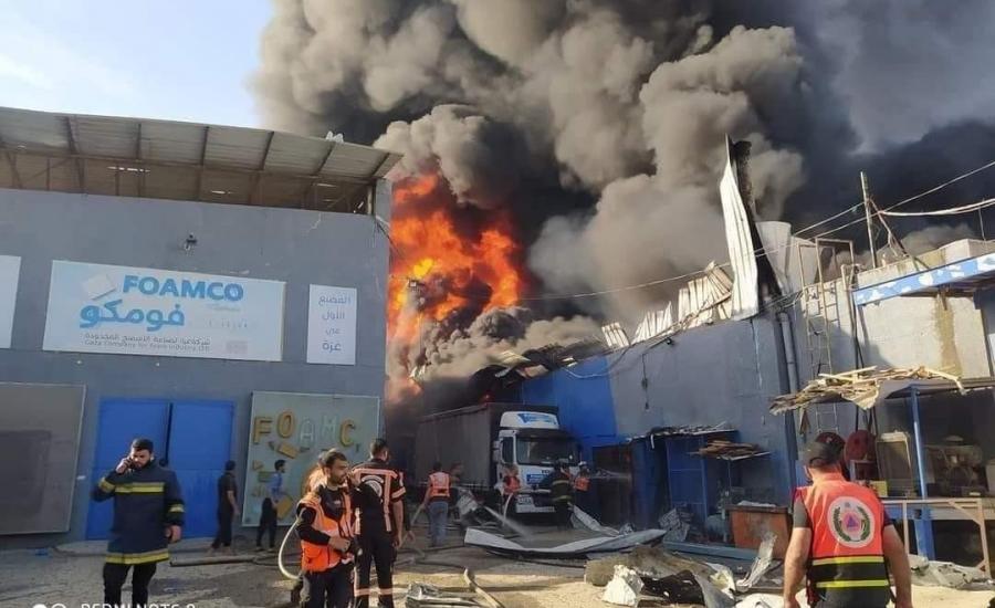 اشتعال النيران في مصنع للبلاستيك في غزة