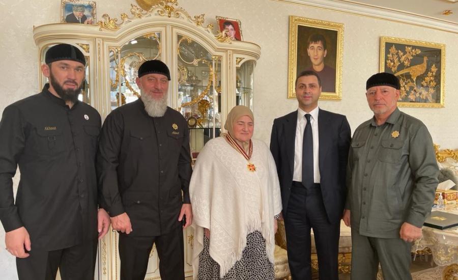 الرئيس عباس ووالدة الرئيس الشيشاني
