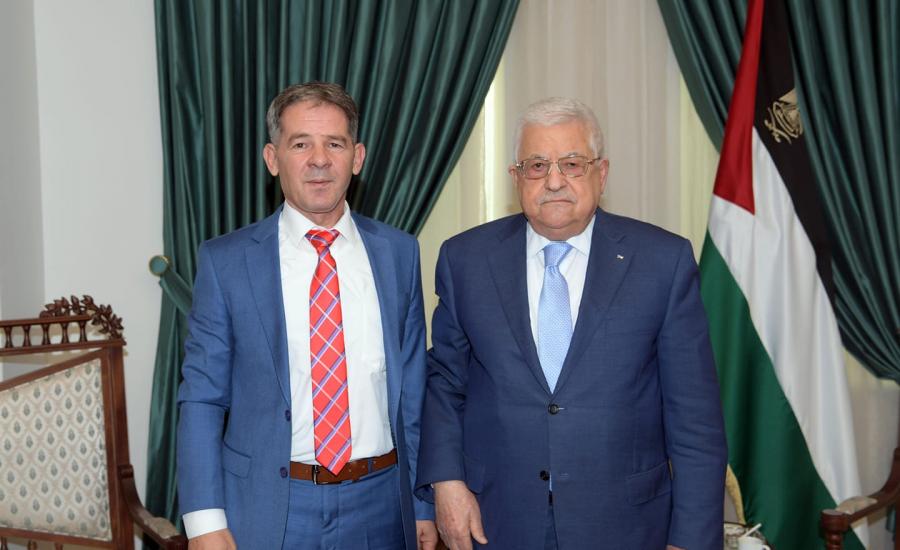 عباس ورئيس هيئة مكافحة الفساد