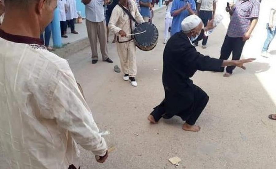 مسن تونسي يرقص فرحا