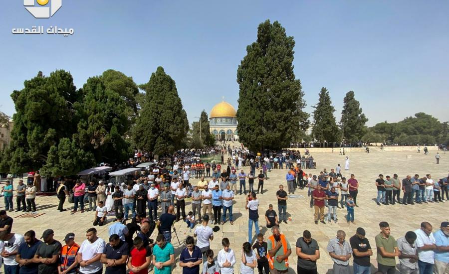 الآلاف اادو الصلاة في المسجد الاقصى