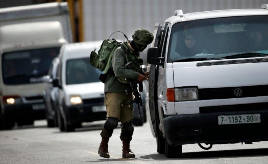 جندي اسرائيلي يصادر مركبة فلسطيني