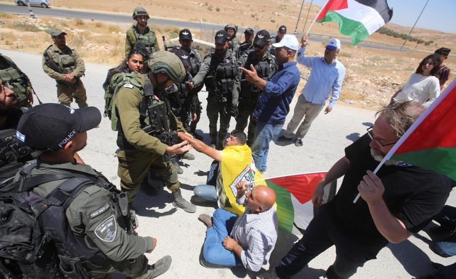 قوات الاحتلال تعتدي على المشاركين في مسيرة سلمية جنوب الخليل.jpg_f8c9883c-b83f-4421-be8d-b0580be539de.jpg