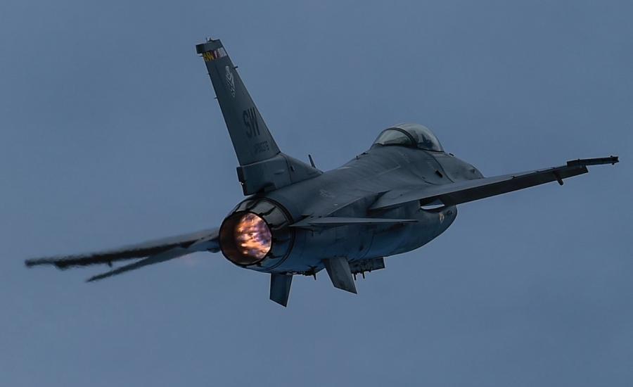 F-16-with-afterburner-F35-vs-F16.jpg