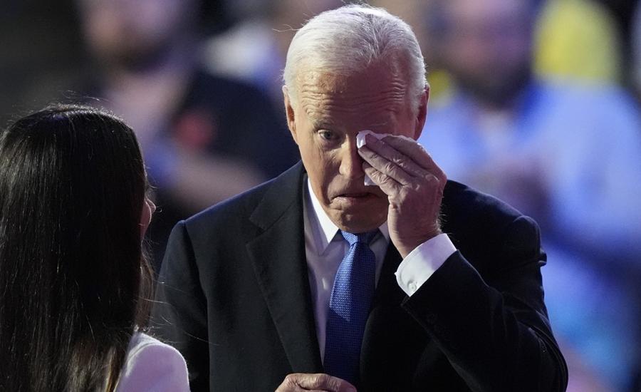 15207132_081924-wls-ap-biden-wipes-eyes-img.jpg