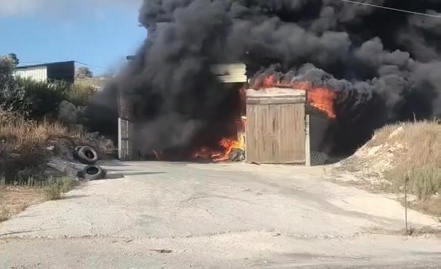 مصادر محلية- مستوطنون يضرمون النيران في ممتلكاتٍ للفلسطينيين عند أطراف قرية بزاريا، شمال غرب نابلس_000002.jpg