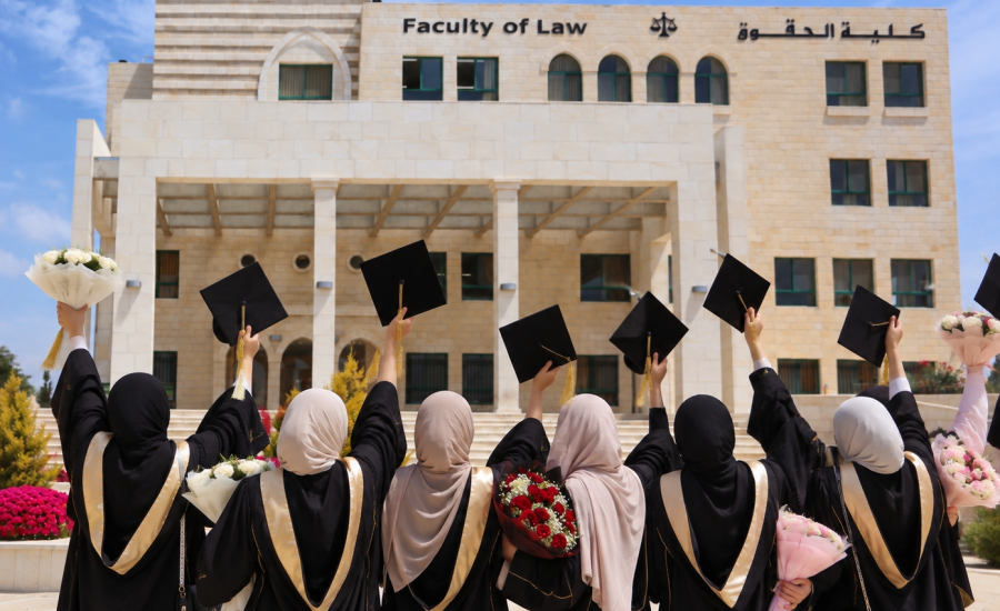 احتفال خريجات كلية الحقوق.png