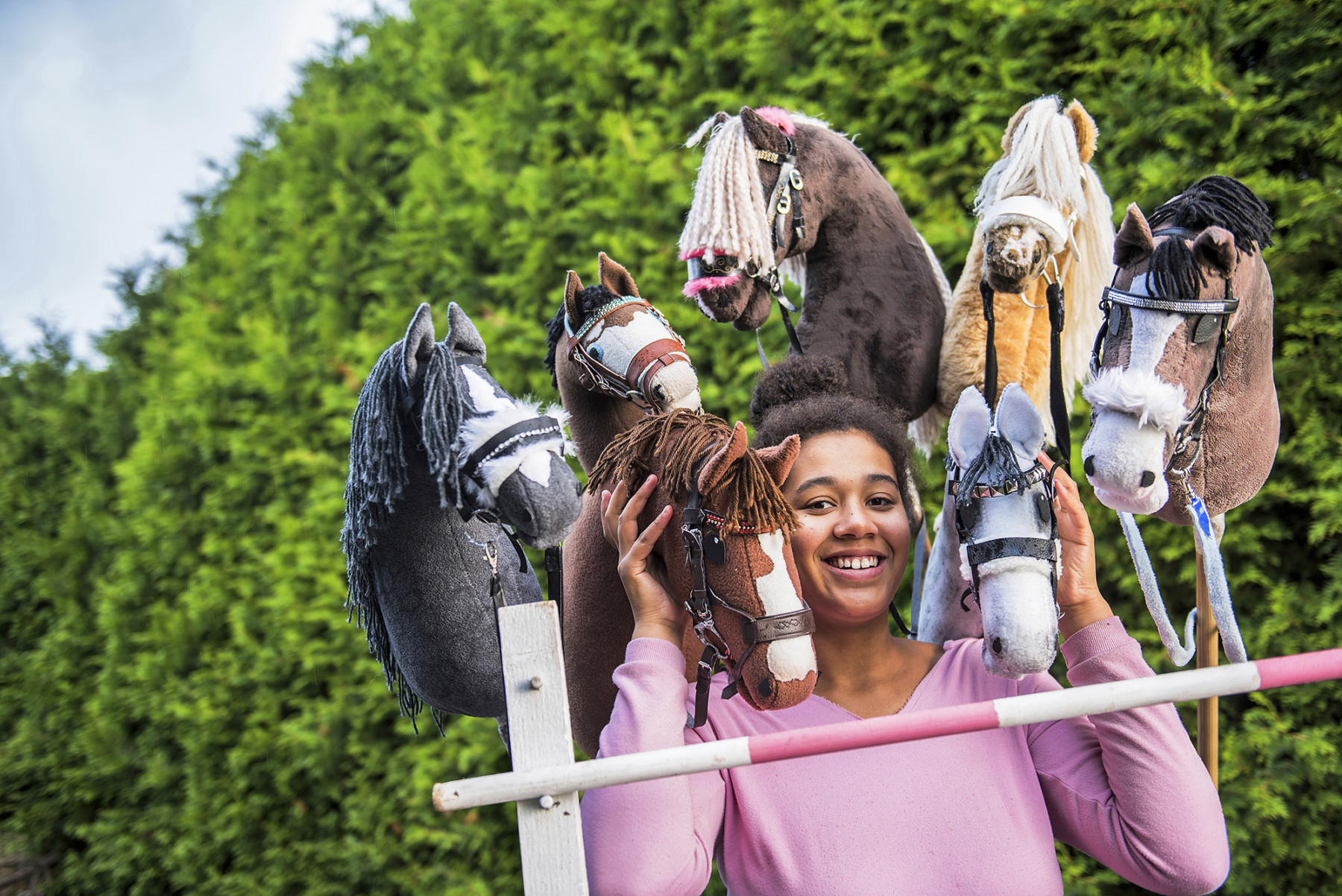 Хоббихорсинг хорс. Соревнования по конкуру хоббихорсинг. Хоббихорсинг хорс. Хоббихорсинг конкур. Хоббихорсеры прогоняют квадробера с лужайки.