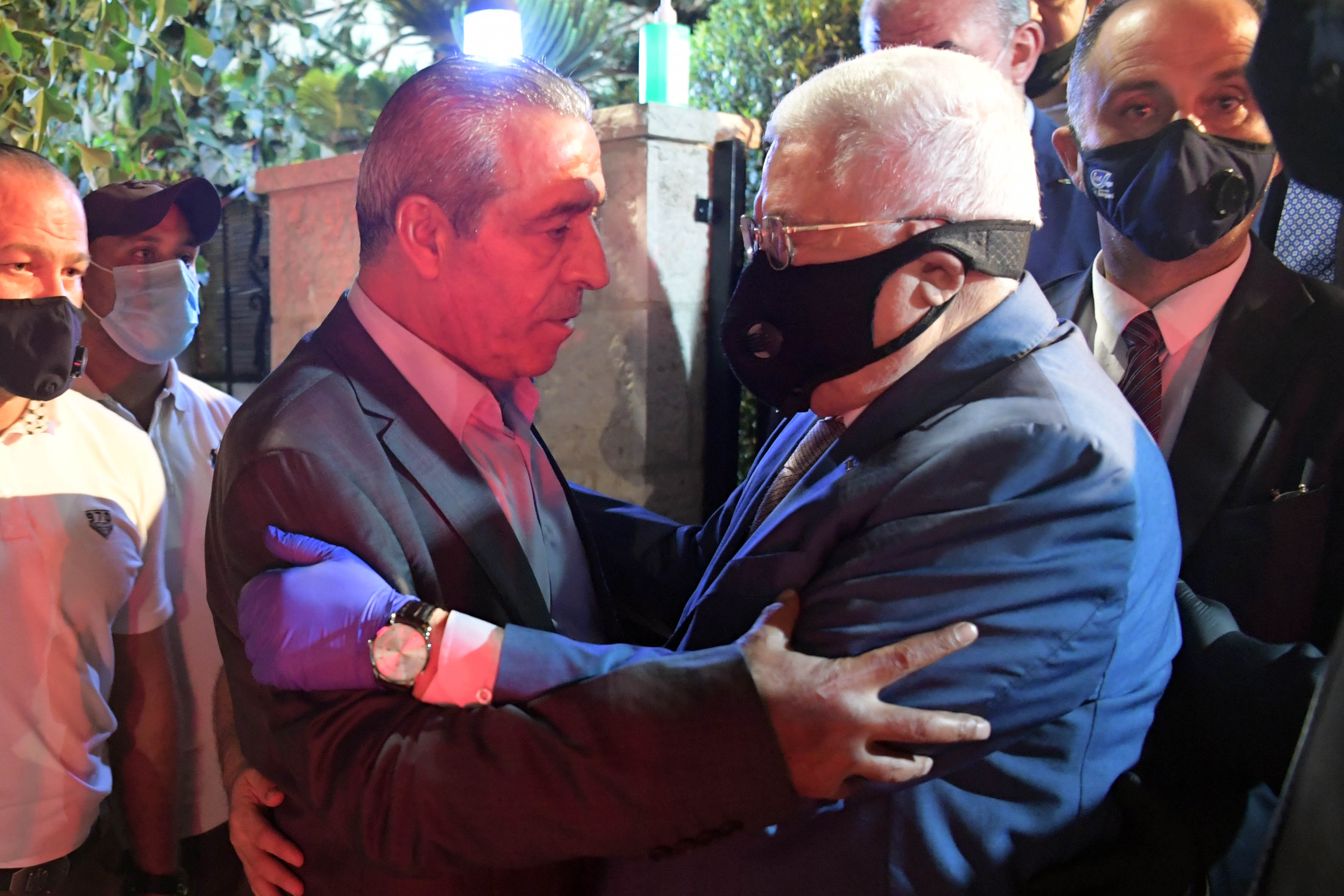 الرئيس يقدم التعازي للوزير حسين الشيخ بوفاة شقيقه | رام الله