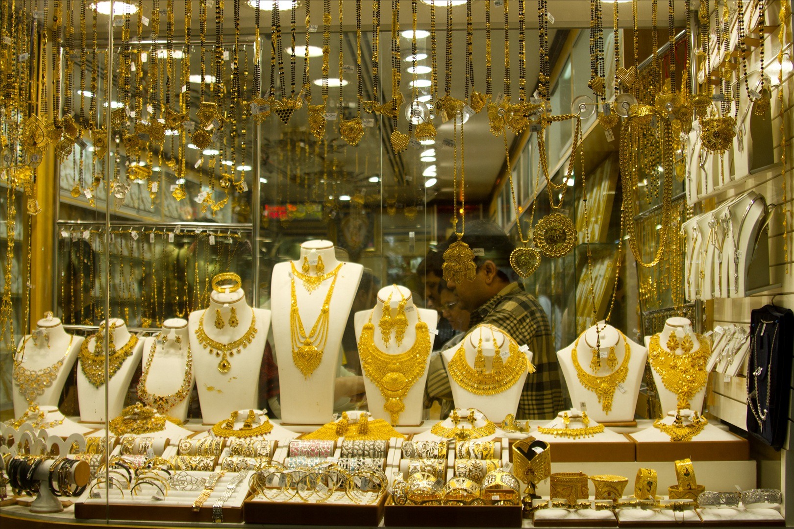 Золотая стор. Gold Souk Dubai. Золотые украшения в Абу Даби. Золотой рынок Gold Souk. Абу Даби золотой рынок.