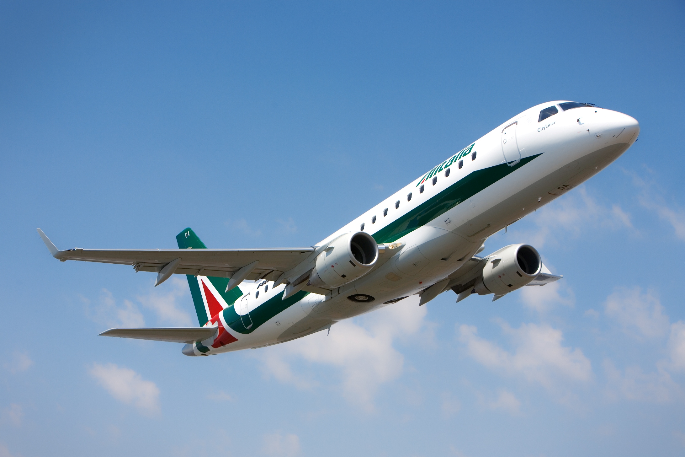 Авиа фото. Embraer e175. Alitalia самолеты Embraer 175. Alitalia а325. Alitalia самолеты Embraer 175 внутри.